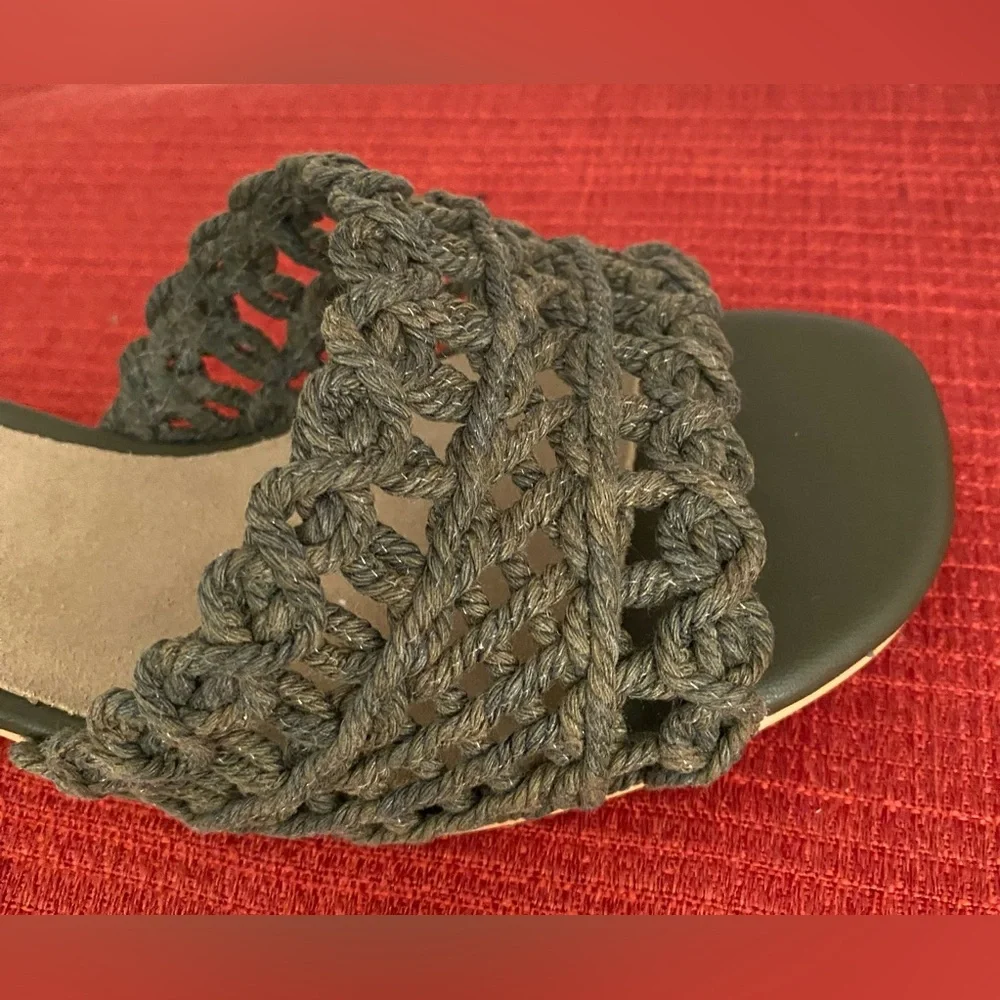 NWT....MIA Women's Limited Edition khaki Espadrille Sandals